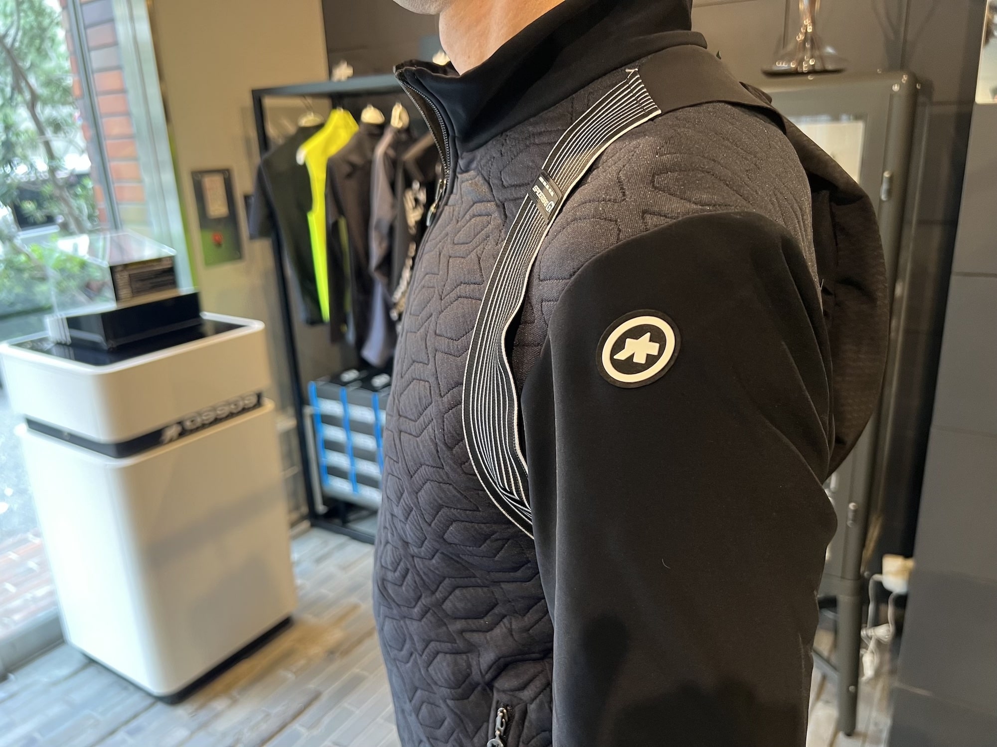 秋のサイクリング u0026 旅行のお供に。4代目 ASSOS スパイダーバッグ。 | ASSOS PROSHOP TOKYO オフィシャルブログ HAVE  A GOOD RIDE !