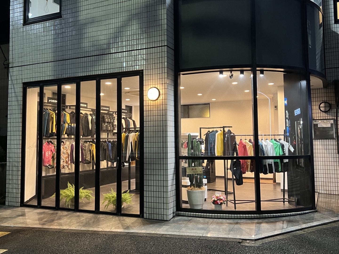 尾山台のASSOS PROSHOP TOKYO外観。白いタイルと丸いガラス面が目印の建物