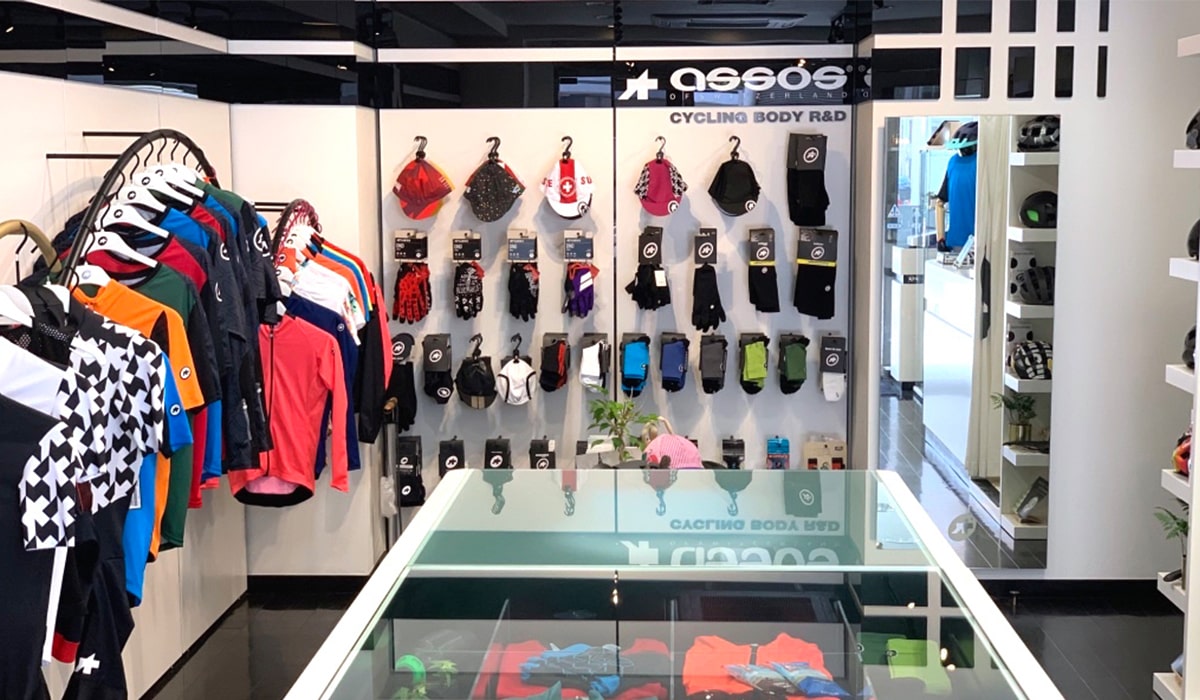 ASSOSのウェアや小物を並べた、これまでの店内風景